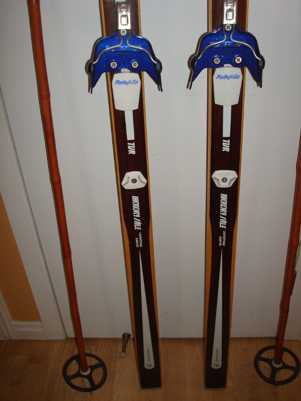 Skis de fond vintage en bois avec bâtons, 60$. dans Ski  à Laval/Rive Nord - Image 3