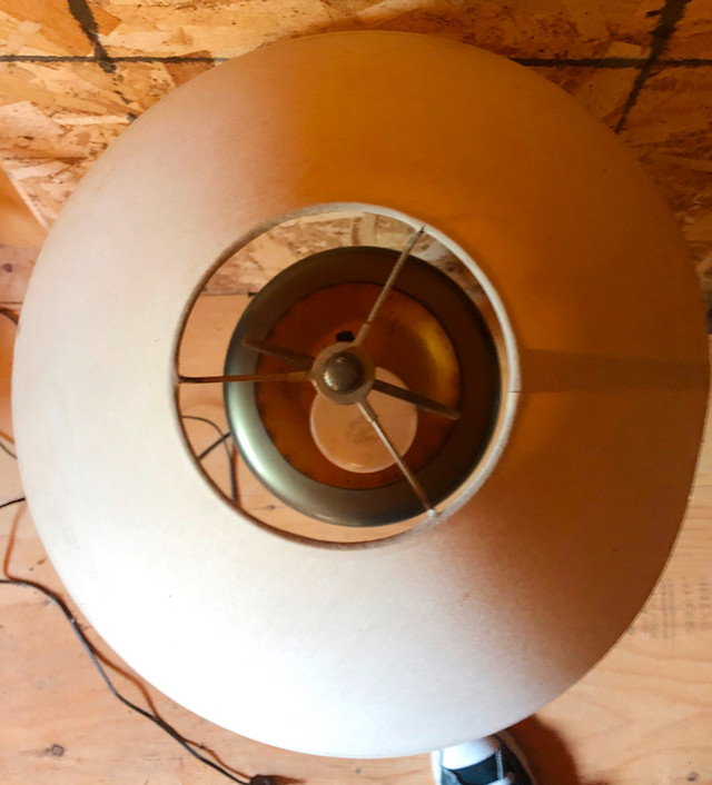 ANTIQUITÉ : 2 Lampes de table en métal et 1 seul abat-jour dans Éclairage intérieur et plafonniers  à Shawinigan - Image 2