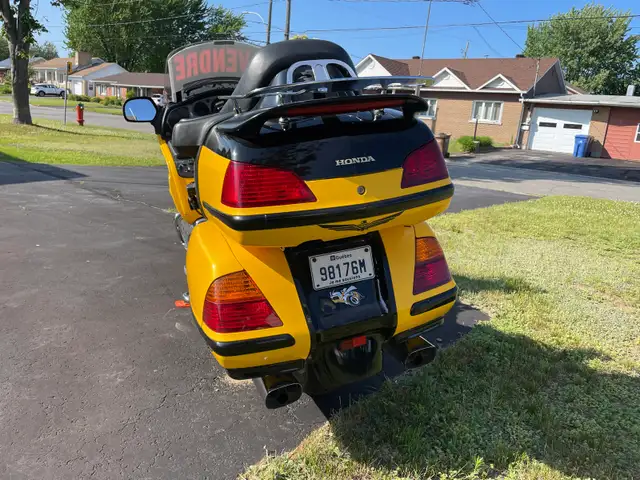 Honda Gold Wing 1800cc jaune  in Touring in Shawinigan - Image 5