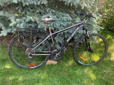 Medium Aluminum Frame Hydraulic disc brakes – Shimano 3 X 8 gears Comes with water bottle holder and...