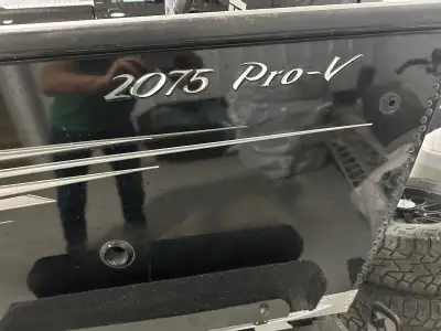 2014 Lund 2075 Pro V , excellent condition, has brand new panoptics set up.