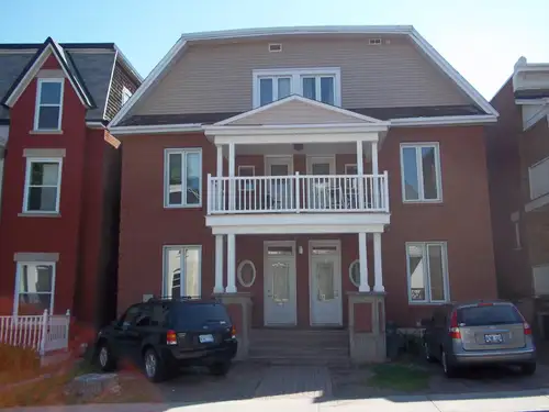 Close to grocery stores, the By-ward Market, cycling paths, Public transportation, University of Ott...