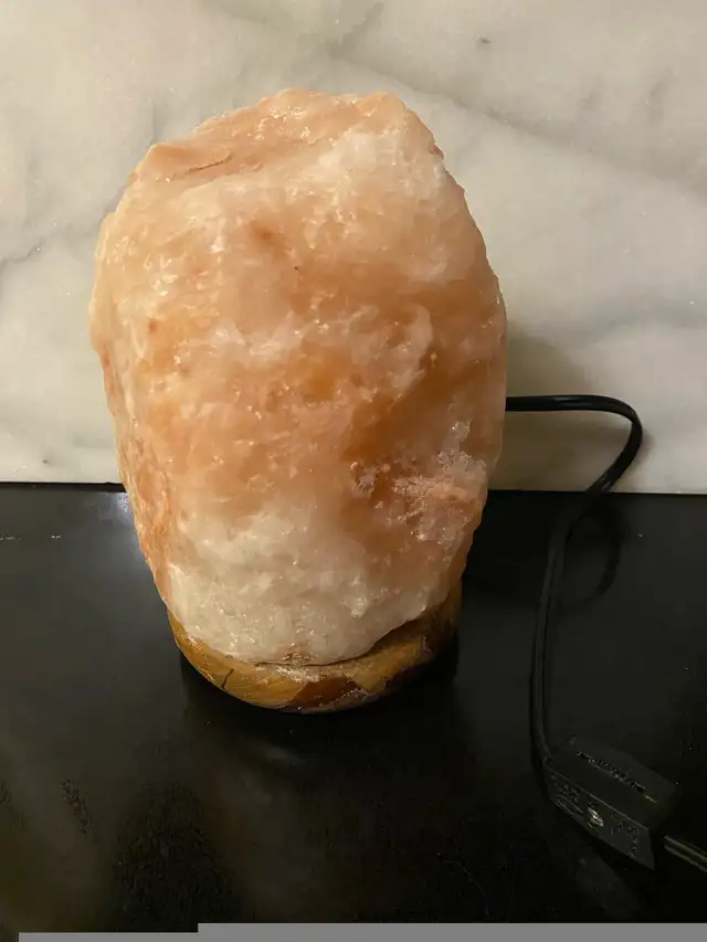 Himalayan salt lamp  in Indoor Lighting & Fans in City of Toronto - Image 4