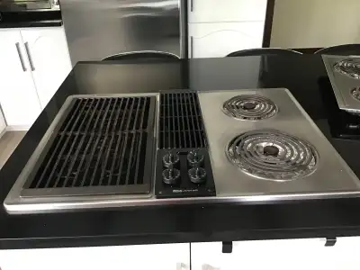 Plaque de cuisson jenn-air électrique avec hotte intégrée un côté BBQ si désire Tout fonctionne Le p...