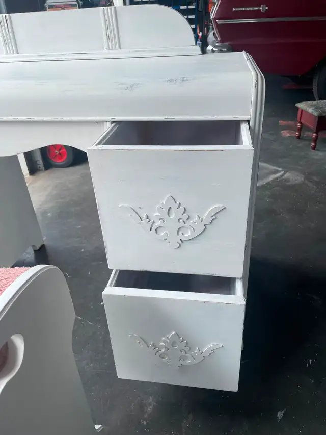 white vanity with bench chair, 4 drawers and big round mirror in Dining Tables & Sets in Cape Breton - Image 4