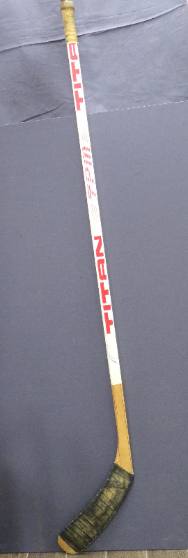 Harrington's May Art Auction Signed Wayne Gretzky Stick Lot #51 in Arts & Collectibles in City of Toronto - Image 2