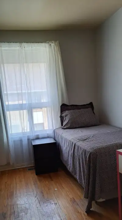 Wirh TV, Small refrigerator, unlimited internet, cable, close to peanut plaza, fairview mall, Seneca...