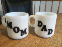 2 tasses   MOM et DAD milk glass vintage  idée Fete Mères Pères