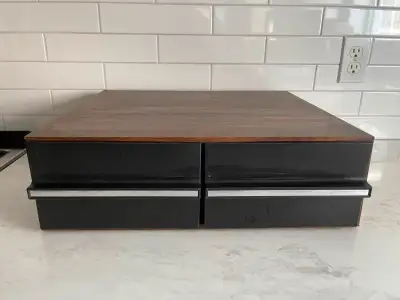 Coffret de rangement pour 20 cassettes VHS Excellent état et très propre À donner Blainville