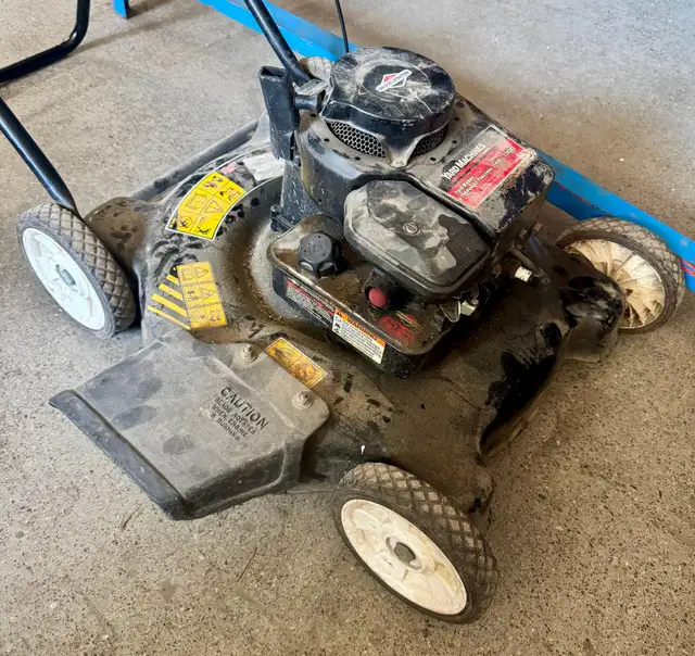 SOLD4 Yardworks Briggs & Stratton  Broken Lawn Mowers, For Parts in Lawnmowers & Leaf Blowers in City of Toronto - Image 8