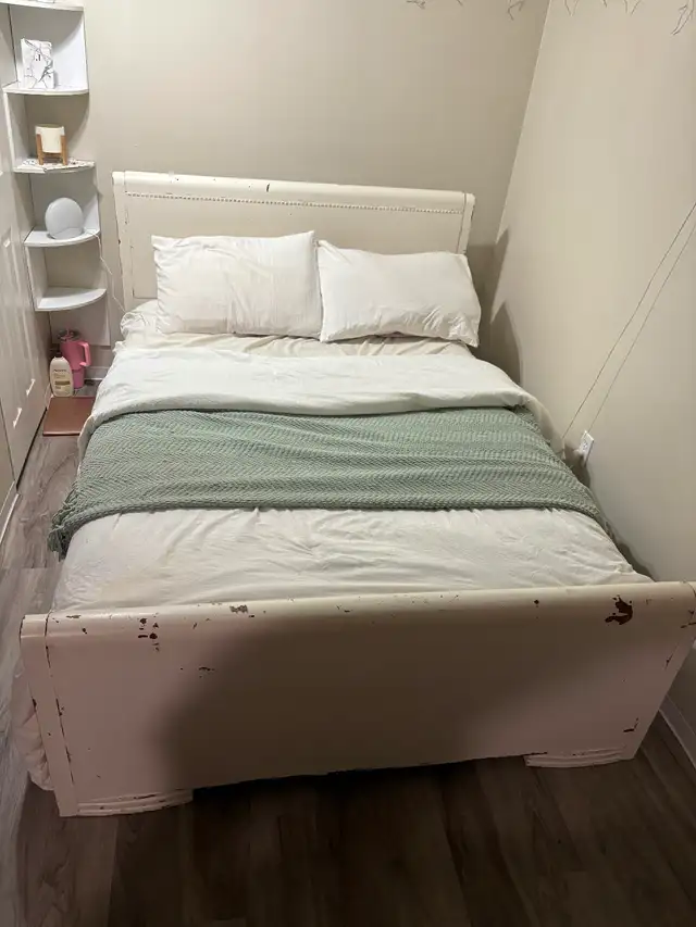 Antique Vintage Bed Frame-Must go by July 31st moving sale in Beds & Mattresses in Markham / York Region - Image 3