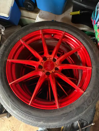 Je vends un ensemble de roues rouges élégantes, avec des pneus Hankook de taille 235/50R19 99H. Ces...