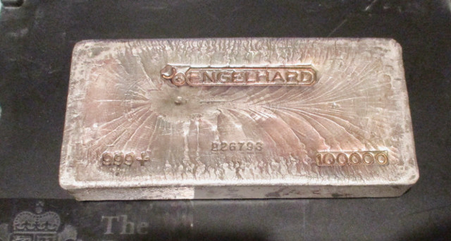 1 very Rare Englehard 100 ozt Silver Canadian bar in Arts & Collectibles in Nanaimo