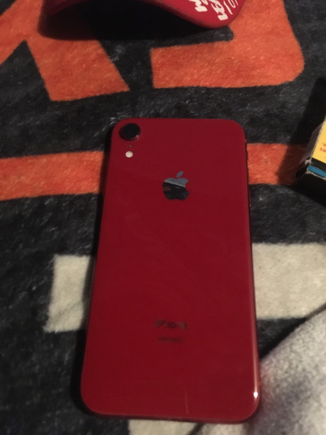 iPhone Xr 64 go  batterie à 82% rouge avec étui  in Cell Phones in La Ronge