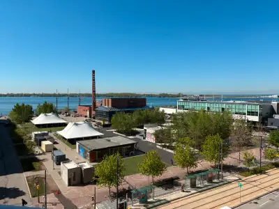208 QUEENS QUAY W