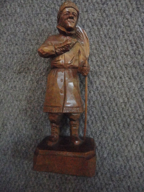 Vintage Wood Carving old man with snow shoes on back by CARON dans Art et objets de collection  à Ville de Montréal - Image 3