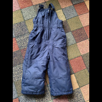Boys size 2T snow pants. Great condition.