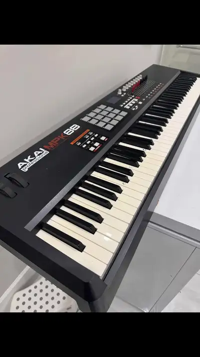 keyboard akai mpk88 16 pad controller new  Works, View more