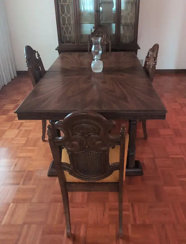 Diningroom set with Table, 4 chairs, and hutch in Dining Tables & Sets in Hamilton - Image 2