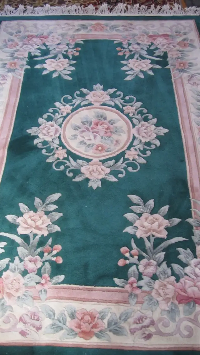 WONDERFUL 46“X 72“ HANDMADE FLOWER MOTIF WOOL RUG in Rugs, Carpets & Runners in Ottawa - Image 2