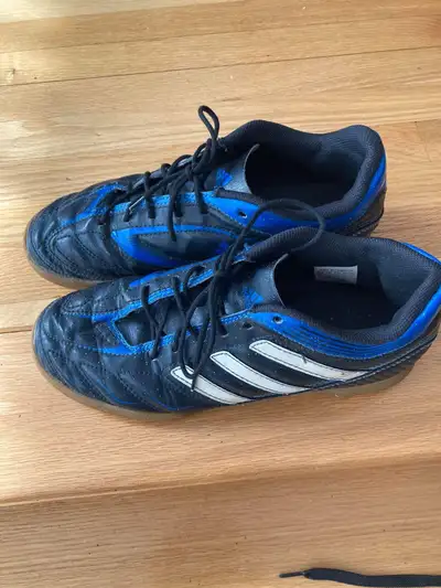 Soulier de soccer intérieur Adidad, 5US Pas de crampons Adidas Indoor soccer shoes, no cleats, 5US V...