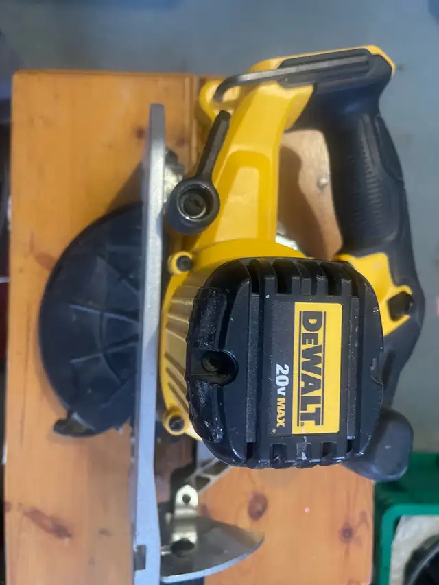 DeWalt Circular Saw 6 1/2 “ cordless in Power Tools in Oakville / Halton Region - Image 3