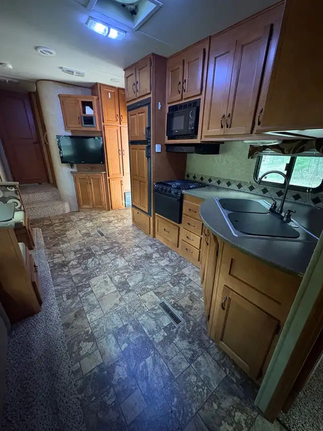 Reduced 2012 Canyon Trail 5th wheel trailer in Travel Trailers & Campers in Cranbrook - Image 5