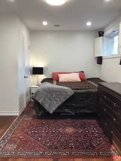 Spacious private room in Richmond Hill Nightly and Short-term Rent Visiting guests, students, workin...