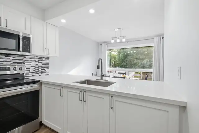 4 bed Townhome end Unit, Ravine Backyard in Bowmanville/ON | Houses for ...