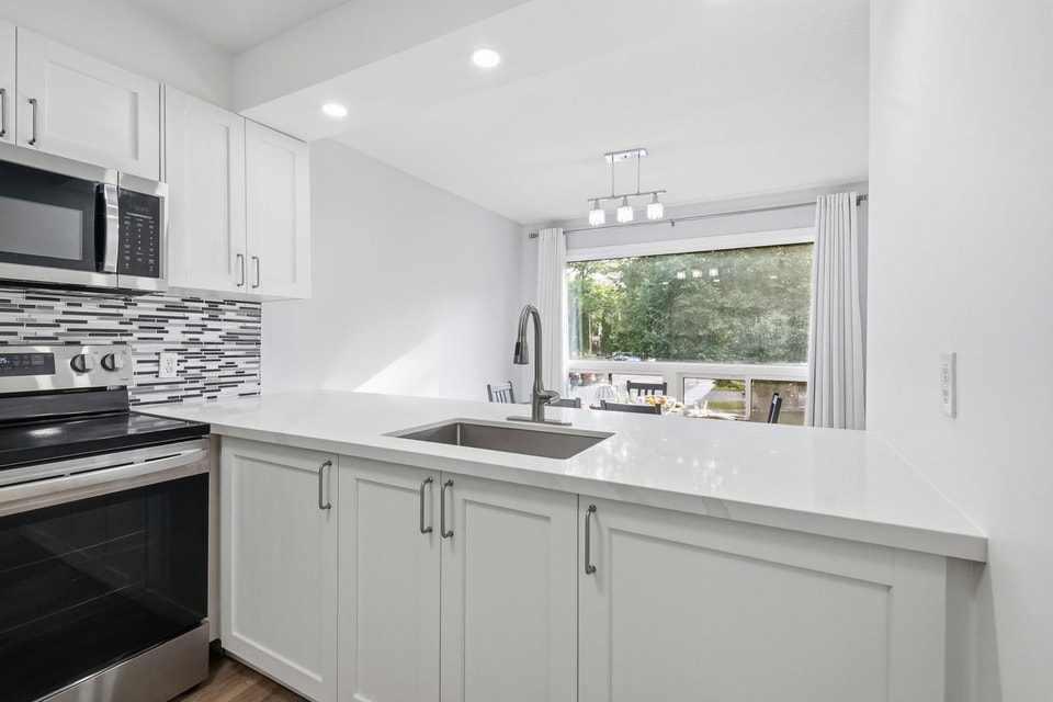 4 bed Townhome end Unit, Ravine Backyard in Bowmanville/ON, photo 5 of 10
