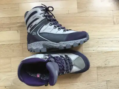 Cabelas Women’s XPG Winter GORE-TEX Mid Hikers/Vibram Sole Size 6.5 but may fit closer to a size 6 V...