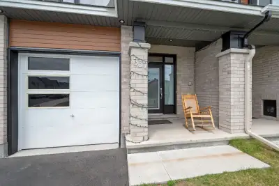 Fully furnished bedroom with shared washroom (Findlay Creek area / Bank and Leitrim ) in a 3 BR Town...