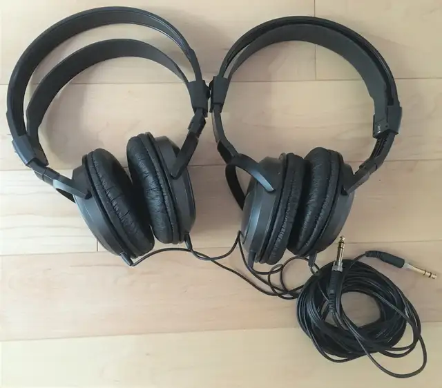 Audio music equipment: mic's, headphones, mix, cables in Pro Audio & Recording Equipment in Oakville / Halton Region - Image 6