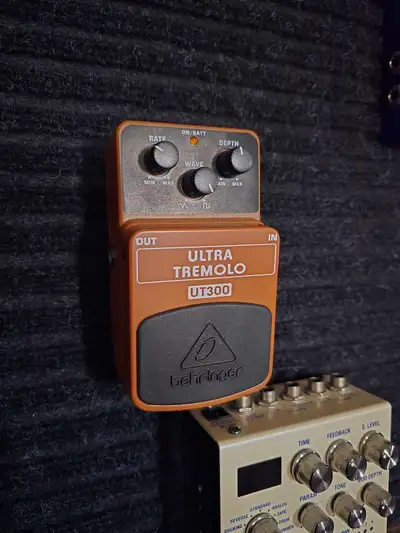 Behringer UT300 Includes box and all original contents
