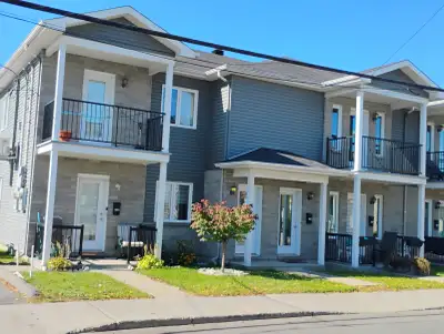 Logement 4 1/2 situé dans un quadruplex tranquille , à 5 minutes à pied de l'hôpital , du cégep ou a...