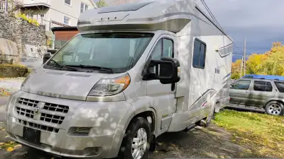 Motorisé très bien entretenu, toujours remisé à l'intérieur . Plusieurs extras. 116,000km, un seul p...