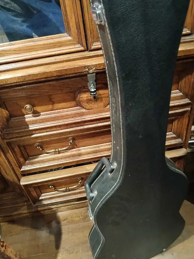 Electric Guitar in Guitars in Markham / York Region - Image 5