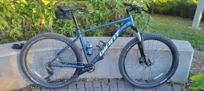 Brand New condition GIANT TALON 0 ** Top of the line Talon model ** Premium components - 12 spd Shim...