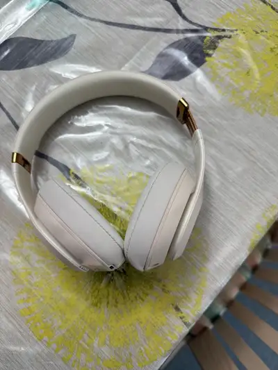 Beats Studio 3, View more