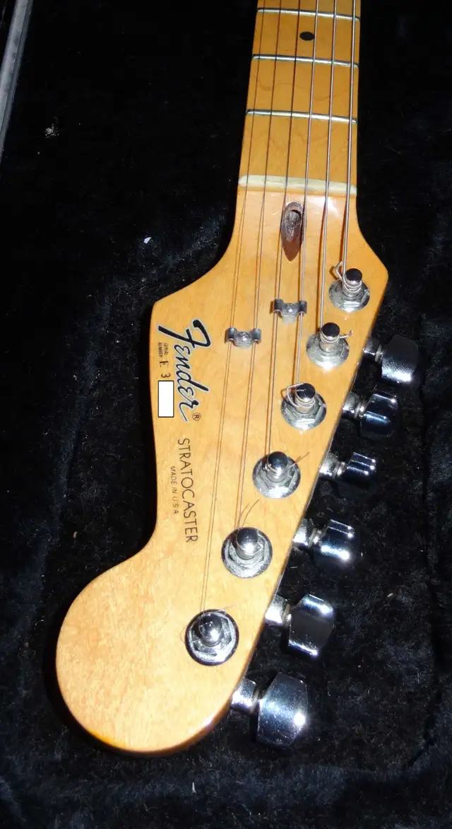 1983 American Fender Stratocaster in Guitars in Ottawa - Image 4