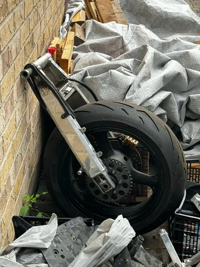 forks swingarm rear rear triples 636 Ninja 2004 ignition + key in Motorcycle Parts & Accessories in Mississauga / Peel Region - Image 9