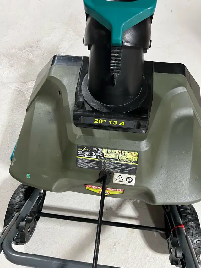 Yardworks Snow Thrower in Snowblowers in Oshawa / Durham Region - Image 4