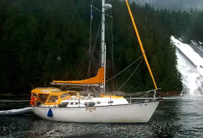 For Sale: Ontario 32 – Well Equipped and Cruise-Ready! Length: 32 ft • Beam: 11 ft • Draft: 4’6” • H...