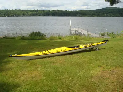 Kayak de mer Solstice GTS 17’ 7’’ de Current Design en fibre de verre en excellente condition. Fabri...