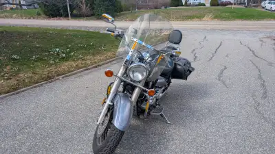 Yamaha V Star 1100 CC Excellente condition 2 valises de cuir Repose-pieds Pneus neufs Propriétaire:...