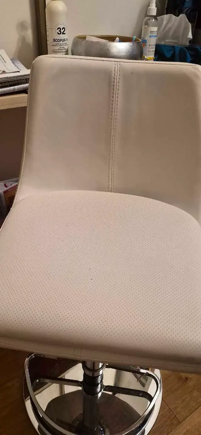 Swivel high chair