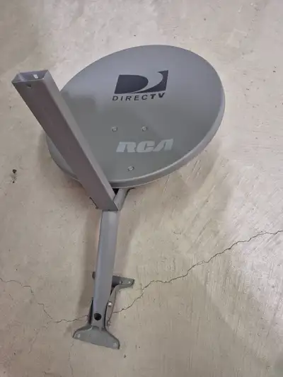 Satellite dish for sale... ALL brand NEW !!! Comes with a DUAL LNB... Just tune in Bell 91 . Best re...