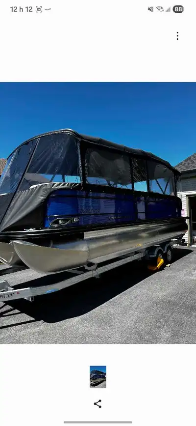 Voici un ponton de 2022, parfait pour des journées ensoleillées sur l'eau. Il est en excellent état,...