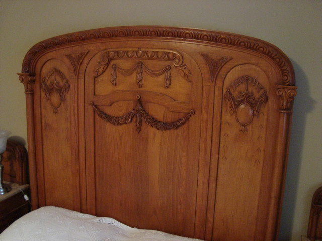 5 Piece Antique Bedroom Set in Dressers & Wardrobes in Hamilton - Image 2