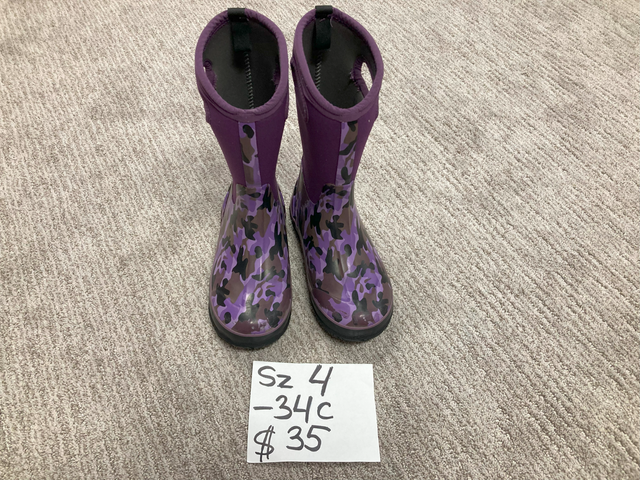 BOGS sz 4 READ description in Kids & Youth in Calgary - Image 2